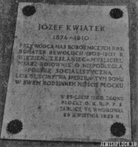 The memorial plaque embedded in the facade of the family home of Józef Kwiatek in 1935 in connection with the 25th anniversary of his death (source: Plock. Paginas de historia de la vida judia de allende el mar, editado po la Sociedad de residentes de Plock en la Argentina, Buenos Aires 1945)